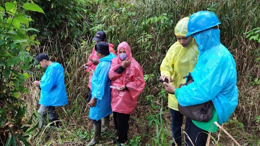 Diguyur Hujan, LPHD Lombok Tetap Semangat Memantau Hutan