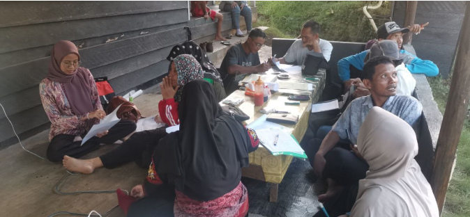 Menyusuri Hutan di tengah Kepungan Sawit Desa Luan